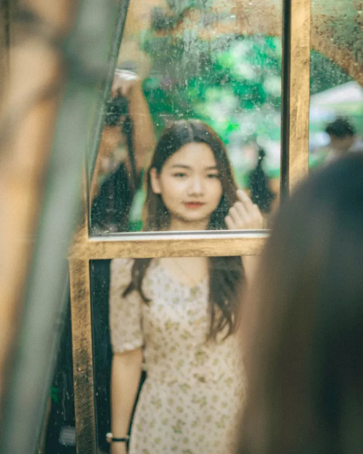 Une jeune femme pensive, entourée de verdure