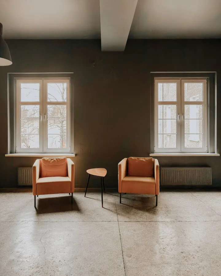 Deux fauteuils face à face près d'une fenêtre