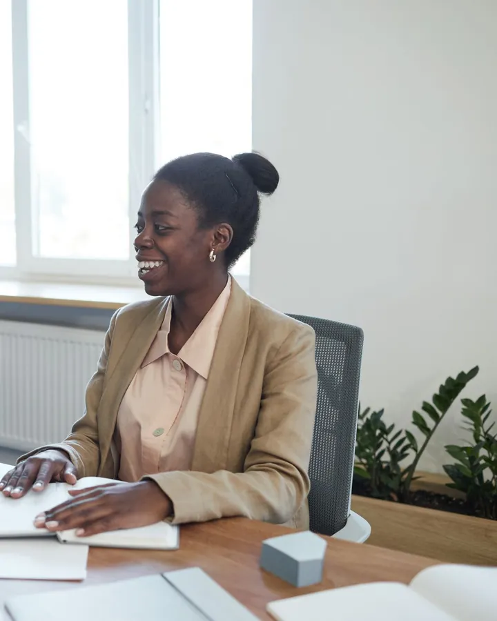 Deux femmes échangent autour d'une table de travail