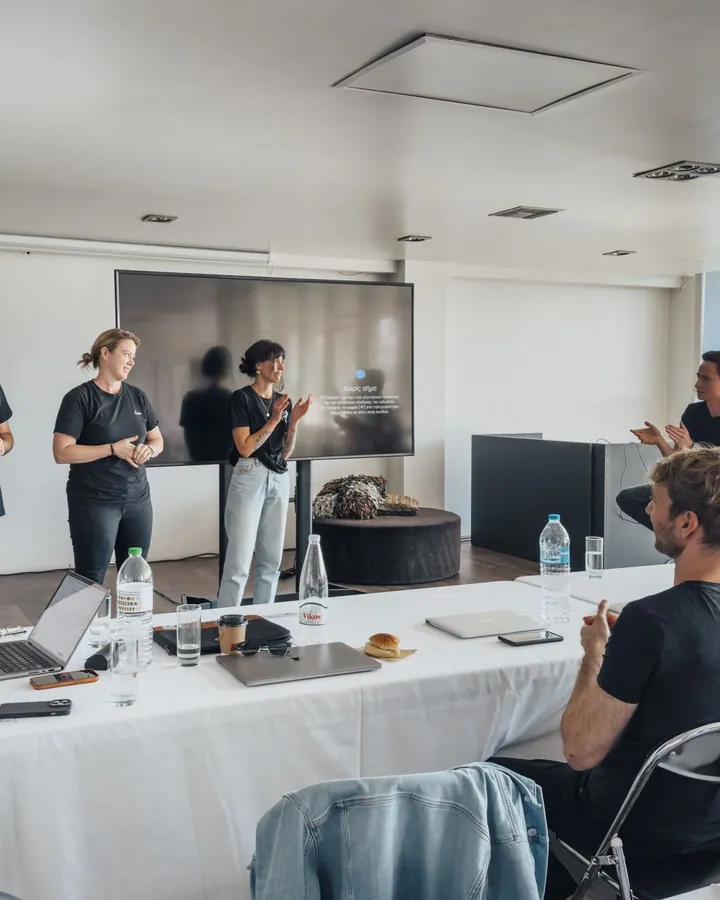 Un groupe en formation dans une salle lumineuse